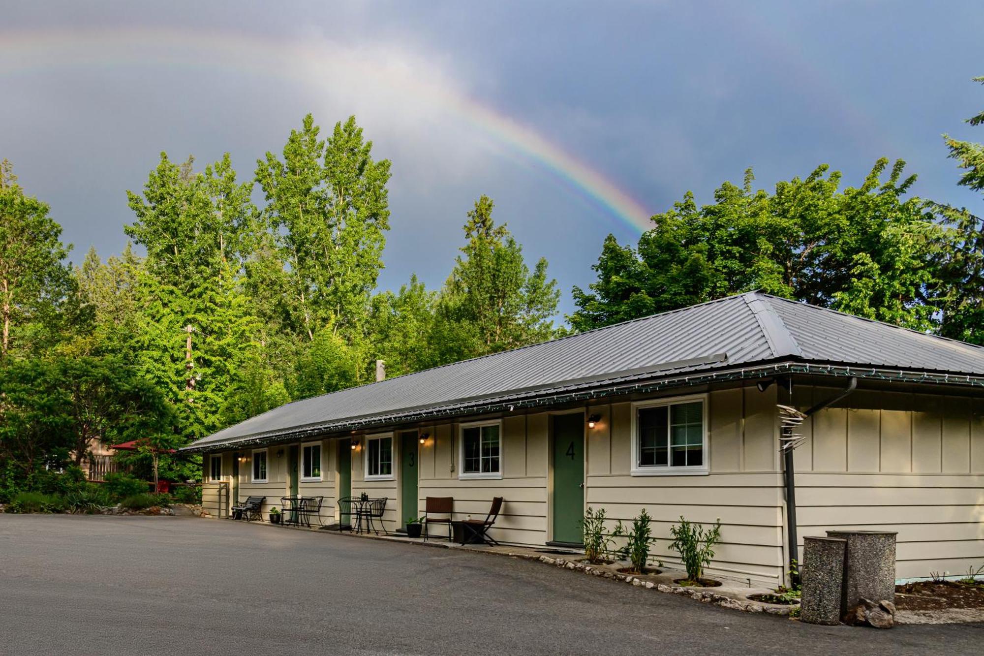 Barefoot Villas And Retreat Christina Lake Exterior photo